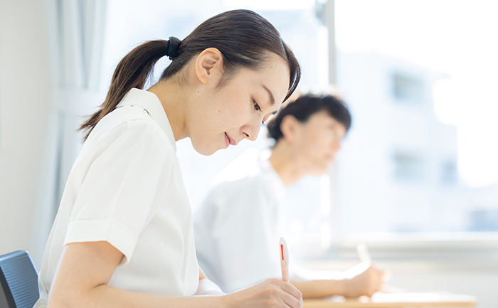 勉強するスタッフ